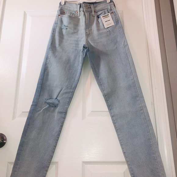 Levi’s juniors “mom jeans” (24) - Picture 3 of 8